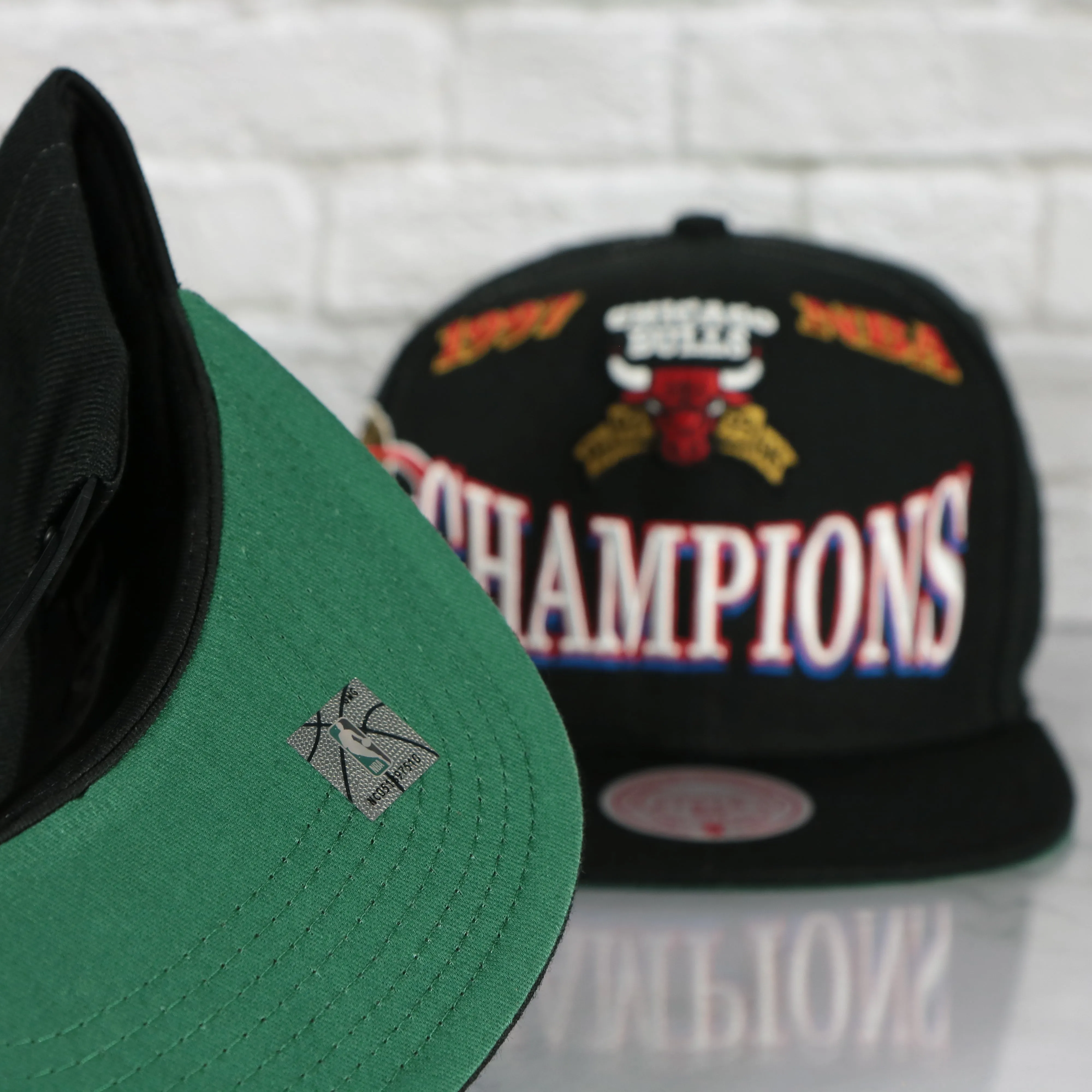 Chicago Bulls Vintage Retro NBA Champions 1997 Mitchell and Ness Snapback Hat | Black