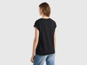 T-shirt with V-neck - Black | Benetton